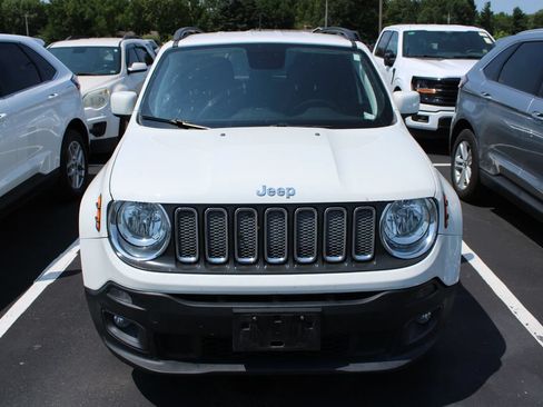 Used 2018 Jeep Renegade Latitude FWD image 2