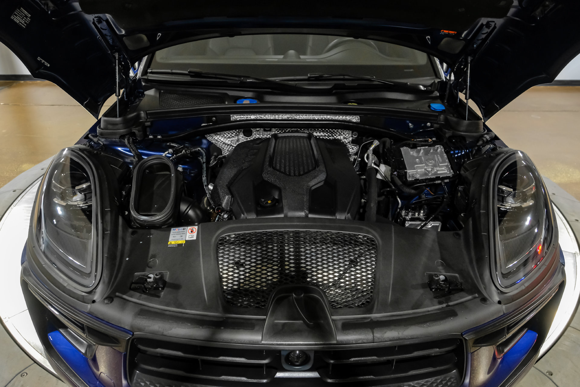 Used 2023 Porsche Macan Turbo AWD/4WD image 52