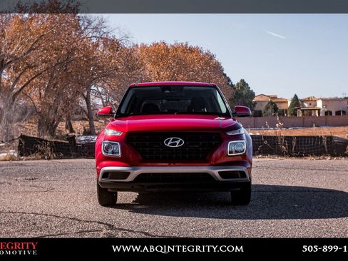 Used 2022 Hyundai Venue SE image 2