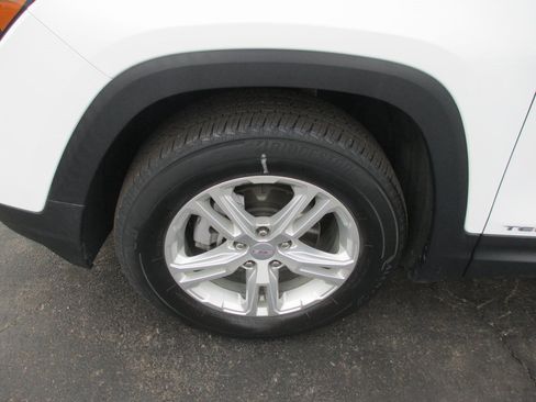 Used 2023 GMC Terrain SLE image 13