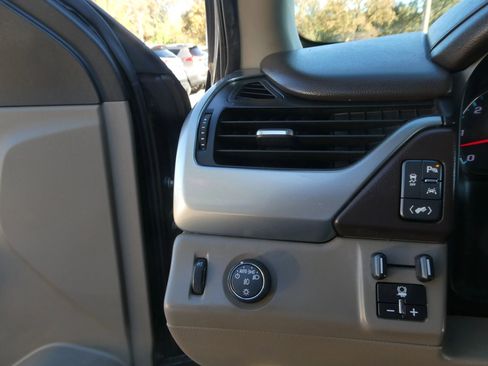 Used 2018 Chevrolet Suburban LT image 17
