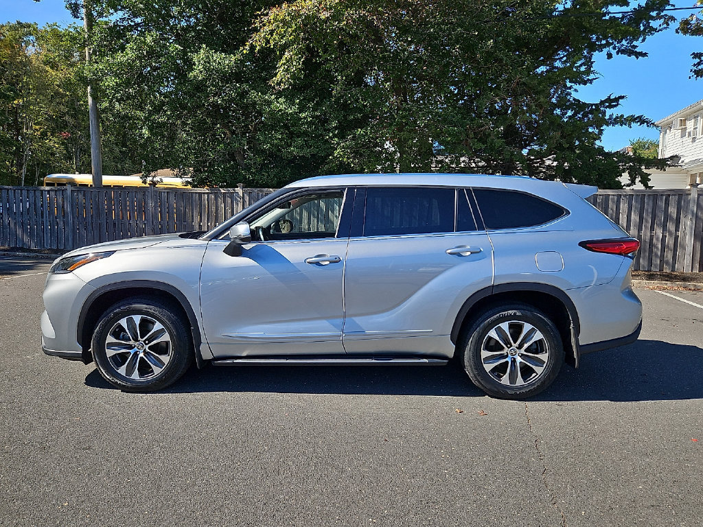 Certified 2021 Toyota Highlander XLE AWD/4WD image 8