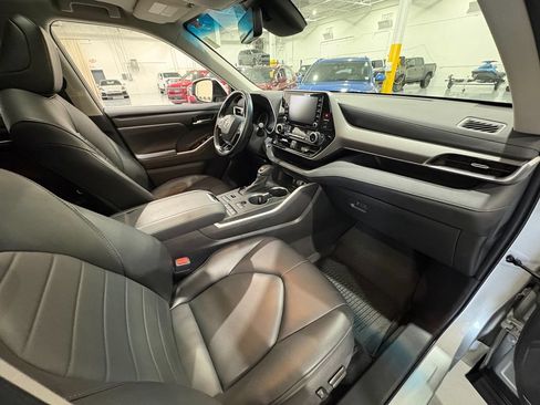Used 2021 Toyota Highlander XLE AWD/4WD image 52