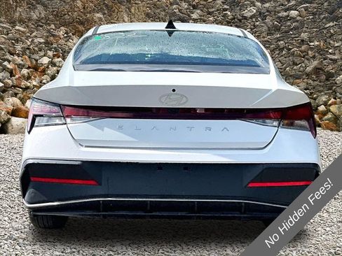 Used 2025 Hyundai Elantra Sport FWD image 4
