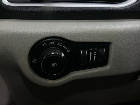 Used 2023 Chrysler Pacifica Touring-L FWD image 29