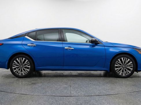 Used 2025 Nissan Altima 2.5 SV image 11