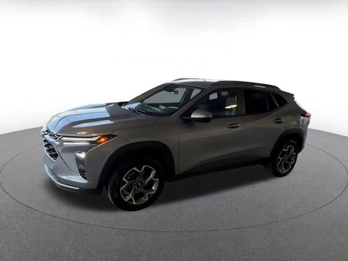 Used 2025 Chevrolet Trax LT image 7