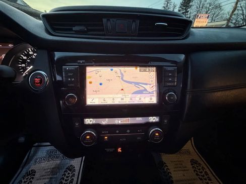 Used 2018 Nissan Rogue SL w/ Premium Package image 4