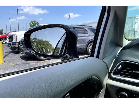 Used 2024 Chrysler Pacifica Touring-L FWD image 32