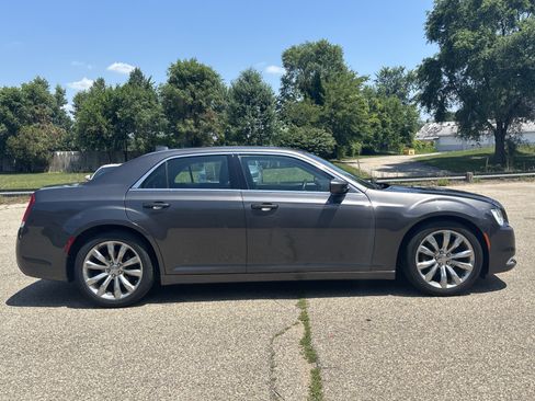 Used 2020 Chrysler 300 Touring L w/ Value Package RWD image 2