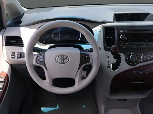 Used 2014 Toyota Sienna XLE FWD image 14
