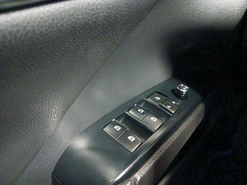 Used 2020 Toyota Camry XLE image 18