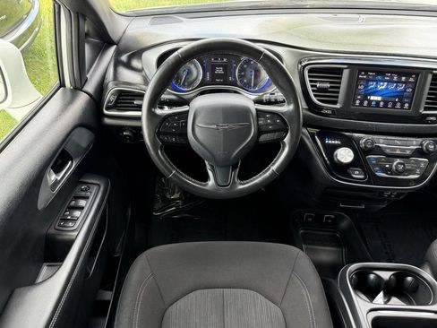 Used 2020 Chrysler Pacifica Touring w/ S Appearance Package FWD image 27