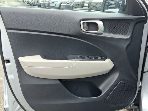 Used 2023 Hyundai Venue SEL image 12