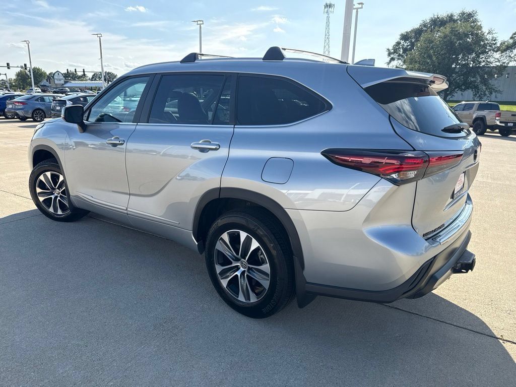 Used 2025 Toyota Highlander XLE AWD/4WD image 5
