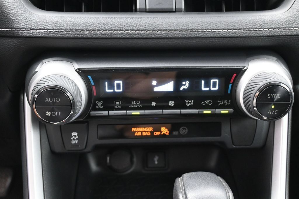 Used 2020 Toyota RAV4 LE w/ Carpet Mat Package AWD/4WD image 21