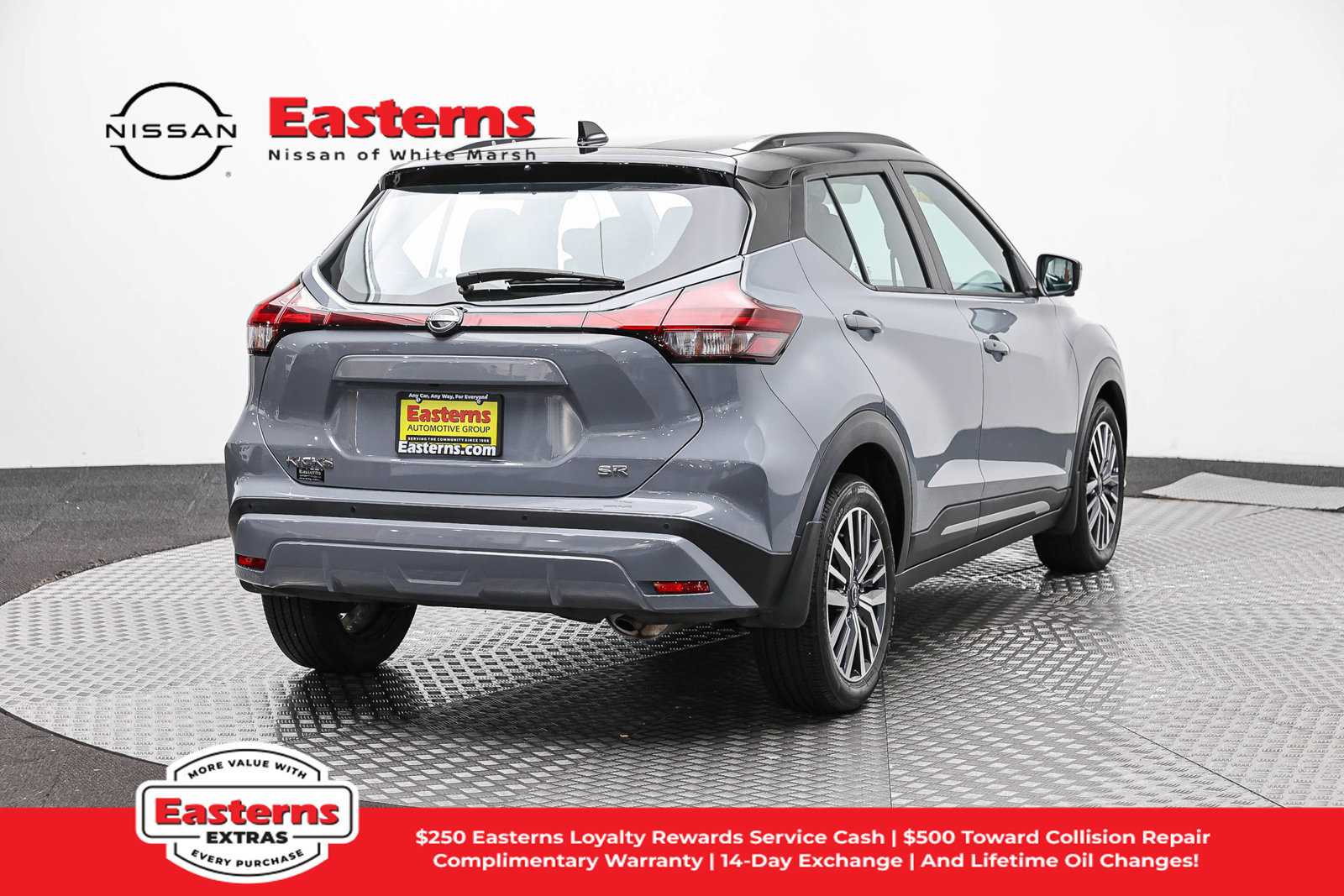 Used 2023 Nissan Kicks SR w/ SR Premium Package FWD image 5