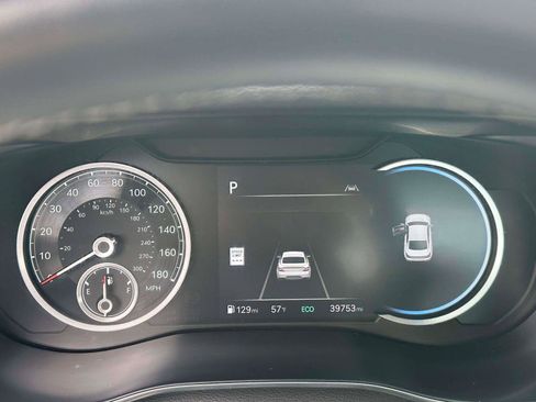 Used 2024 Genesis G70 2.5T image 25