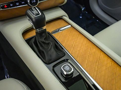 Certified 2022 Volvo XC90 T5 Momentum AWD/4WD image 21