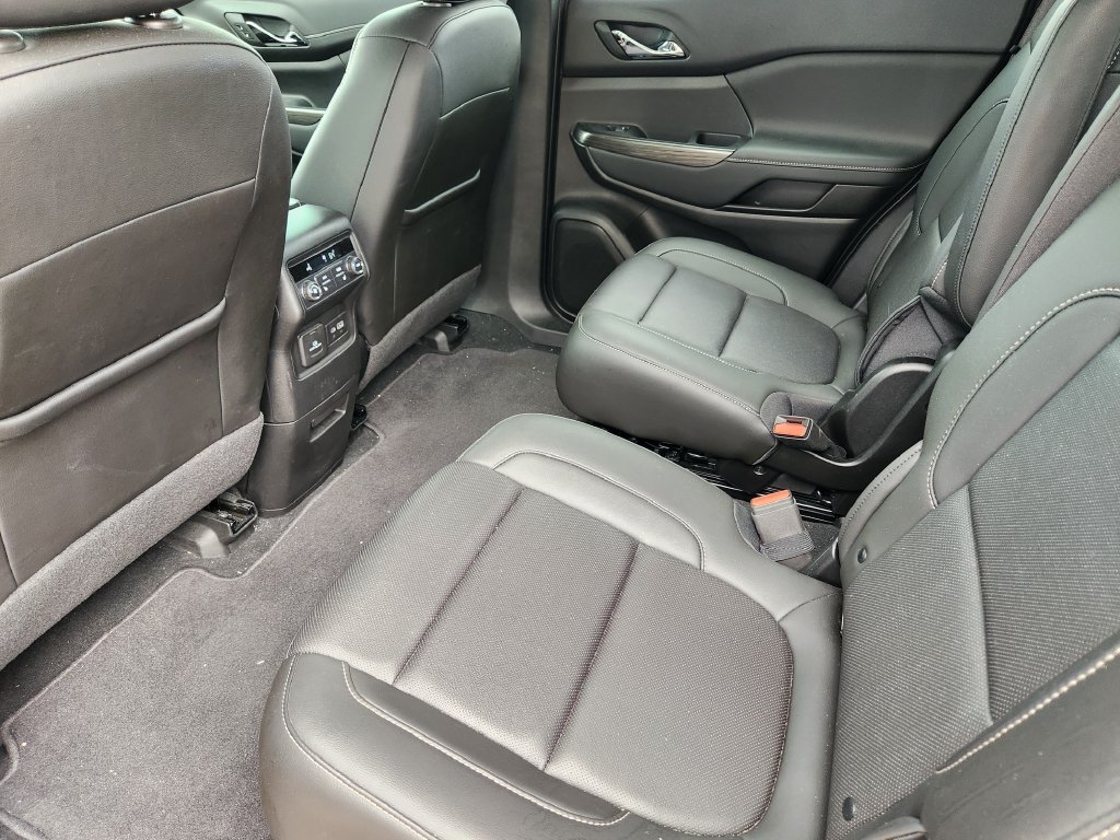 Used 2023 GMC Acadia SLT FWD image 29