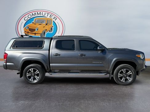 Used 2016 Toyota Tacoma TRD Sport image 6