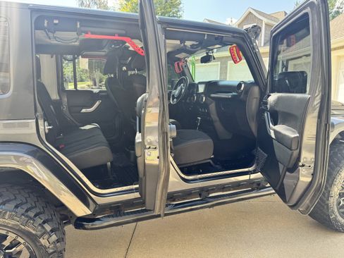 Used 2018 Jeep Wrangler Unlimited Sahara w/ Connectivity Group AWD/4WD image 19