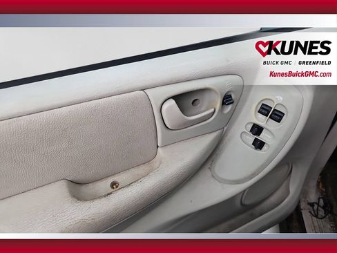 Used 2006 Chrysler Town & Country Touring FWD image 16