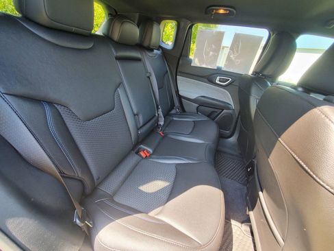 Used 2025 Jeep Compass Latitude w/ Convenience Group AWD/4WD image 19