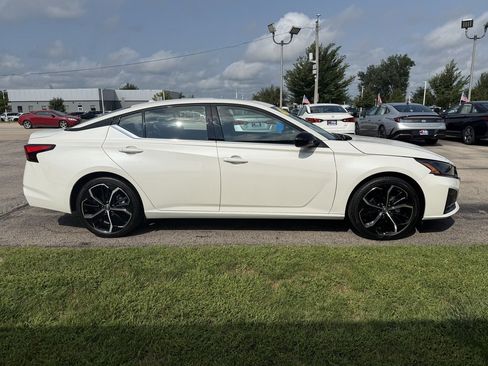 Used 2025 Nissan Altima 2.5 SR w/ SR Premium Package FWD image 7