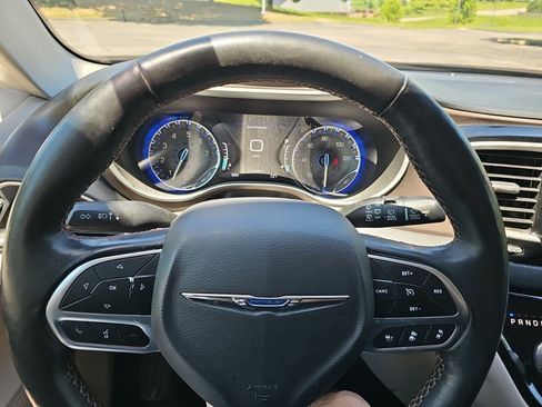 Used 2019 Chrysler Pacifica Touring Plus w/ Advanced Safetytec Group FWD image 20