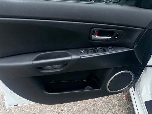 Used 2004 MAZDA MAZDA3 s w/ Moonroof & 6-CD Pkg FWD image 9