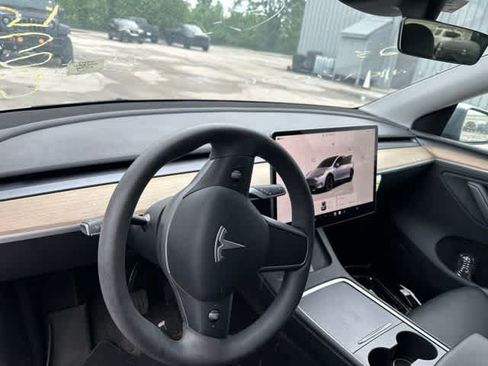 Used 2024 Tesla Model Y Long Range AWD/4WD image 3