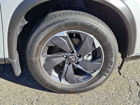 Used 2024 Nissan Rogue SV image 9