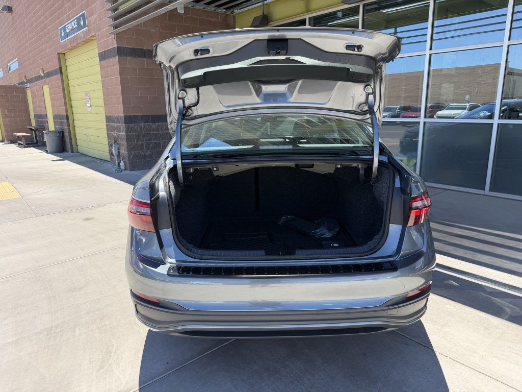 Used 2025 Volkswagen Jetta SE w/ Sunroof Package FWD image 36