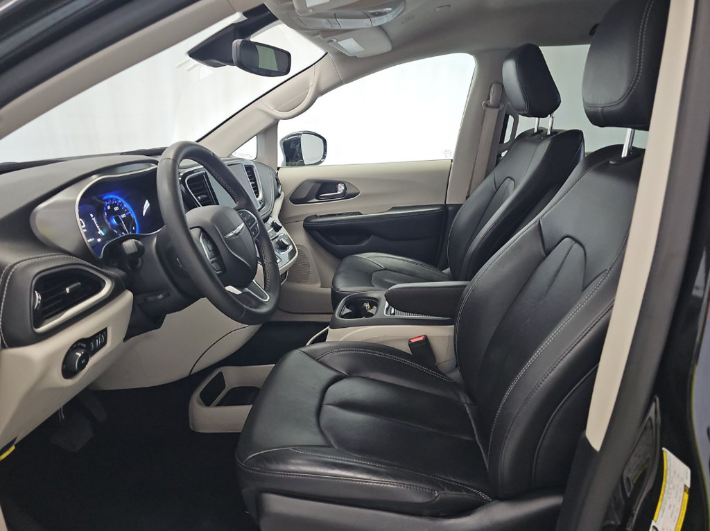 Used 2022 Chrysler Pacifica Touring-L AWD/4WD image 3