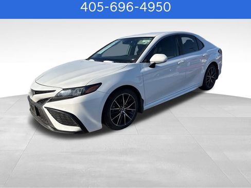 Used 2022 Toyota Camry SE image 1