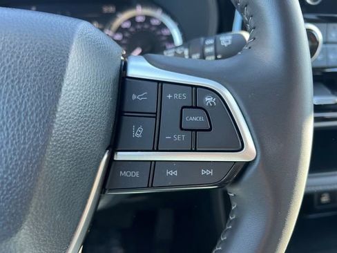 Used 2024 Toyota Highlander LE FWD image 24