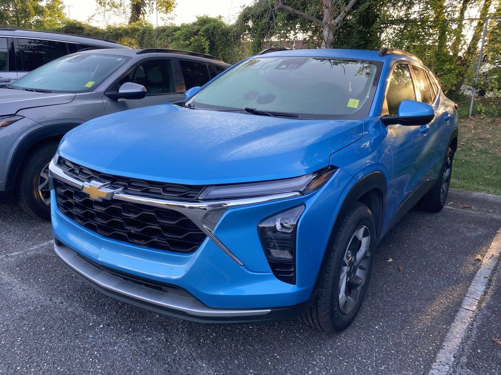 Used 2025 Chevrolet Trax LT FWD image 3