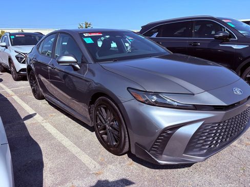 Used 2025 Toyota Camry SE FWD image 3
