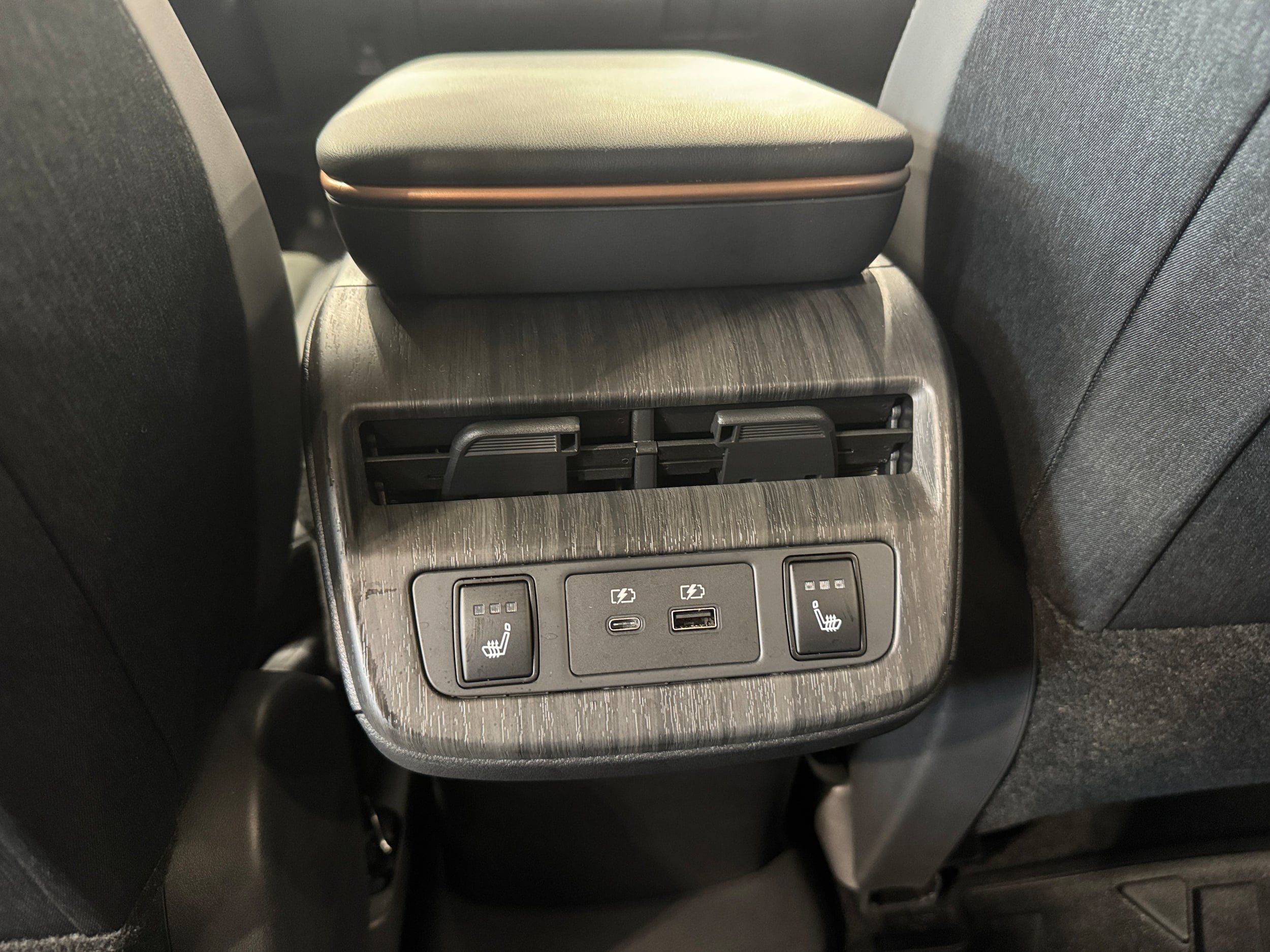 Used 2024 Nissan Ariya AWD image 8