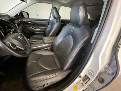 Used 2022 Toyota Highlander XLE AWD/4WD image 11