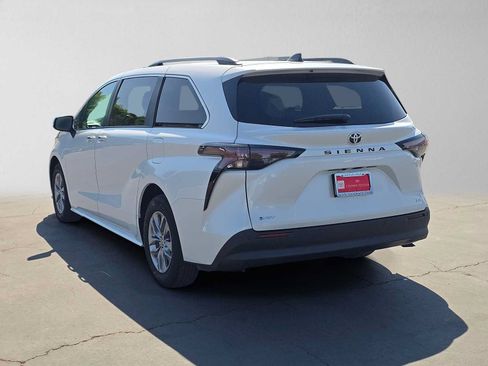 Used 2026 Toyota Sienna XLE FWD image 5