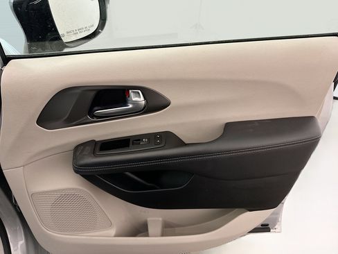 Used 2024 Chrysler Pacifica Touring-L image 34