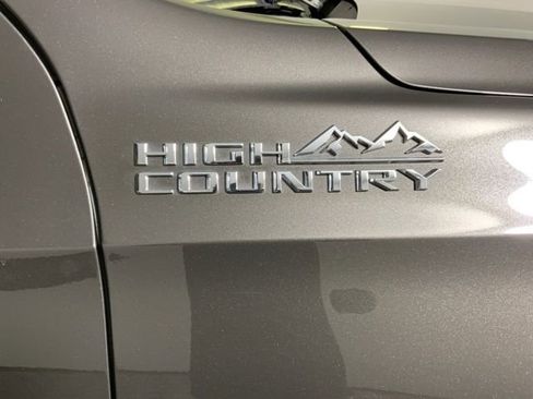 Used 2021 Chevrolet Suburban High Country w/ Premium Package image 18