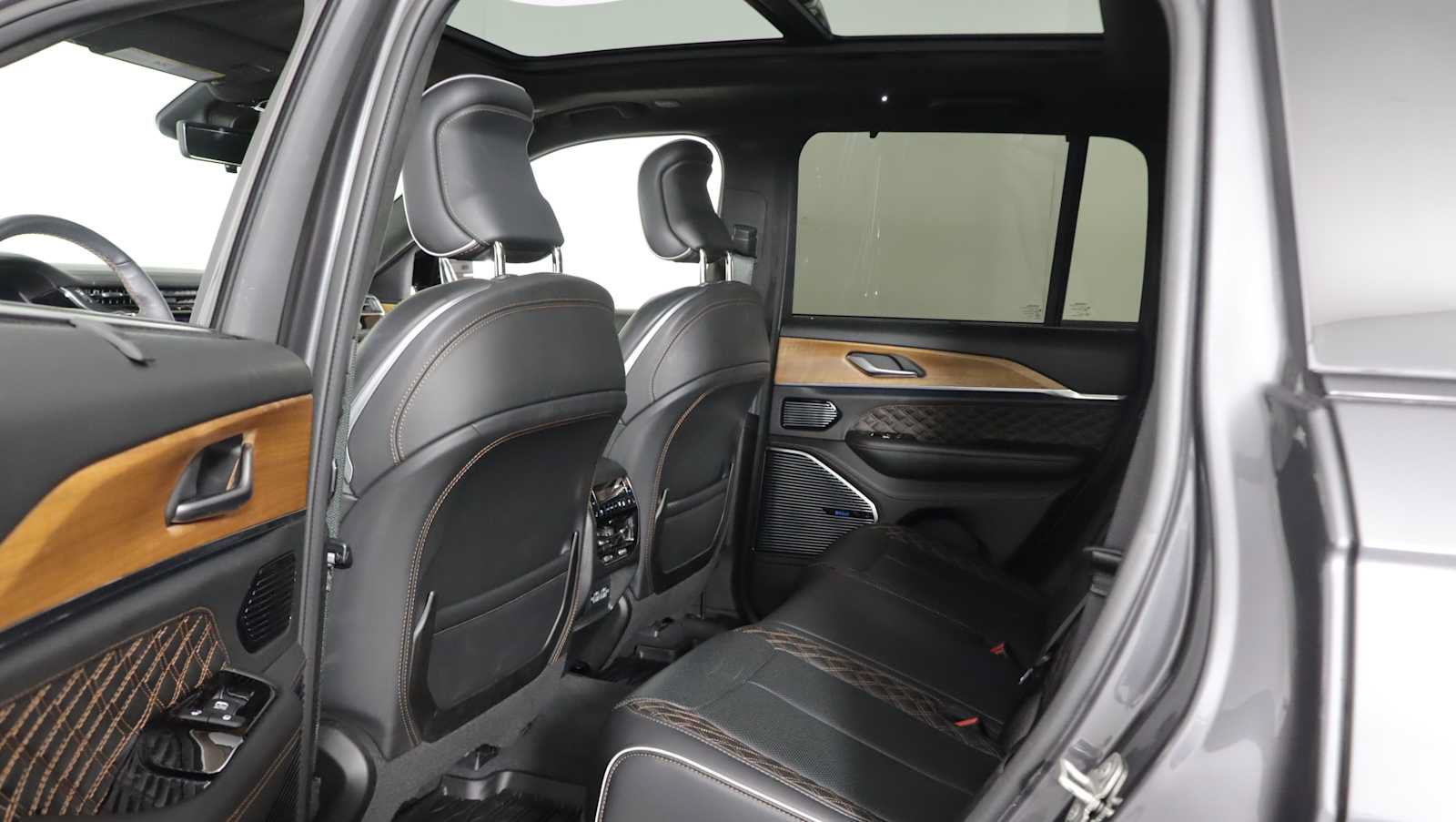 Used 2023 Jeep Grand Cherokee Summit AWD/4WD image 14