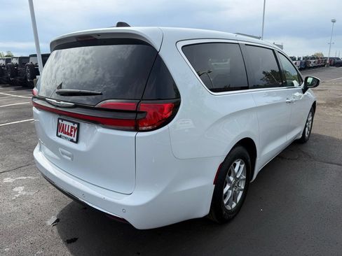 Used 2023 Chrysler Pacifica Touring-L FWD image 10