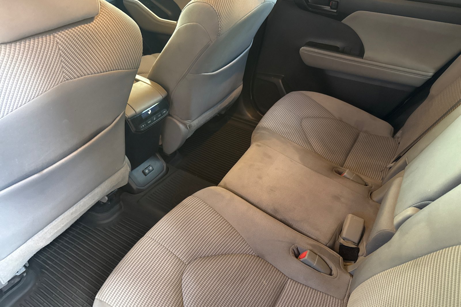 Used 2021 Toyota Highlander LE AWD/4WD image 11