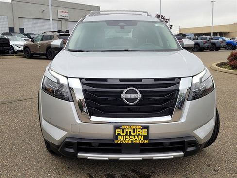 New 2025 Nissan Pathfinder SL image 3