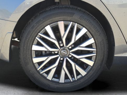 Used 2024 Nissan Altima 2.5 SV w/ SV Premium Package FWD image 18