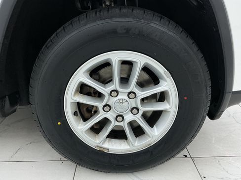 Used 2019 Jeep Grand Cherokee Laredo AWD/4WD image 48